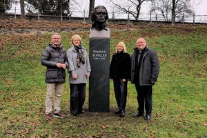 Kulturstadtrat Mag. Franz Petritz, Kulturabteilungsleiter Mag. Alexander Gerdanovits, Mag. Elisabeth Kos (Stadtgarten) und Manuela Krassnitzer (Kulturabteilung) bei der neuen Schillerbüste. Foto: Büro StR Petritz