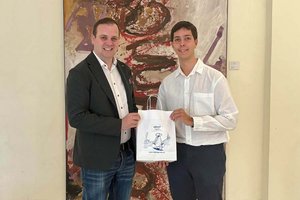 Vizebürgermeister Patrick Jonke mit Manuel Domínguez Caballero. Foto: StadtKommunikation