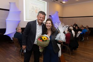 Bürgermeister Christian Scheider überreichte Joy Graetz, Präsidentin der Österreichisch-Britischen Gesellschaft Kärnten, den Gläsernen Lindwurm der Landeshauptstadt. Foto: StadtKommunikation / Just