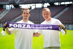 Der 31-jähriger Angreifer Marc Andre Schmerböck und Geschäftsführer Sport Mario Brkljaca. Foto: Austria Klagenfurt/Kristan