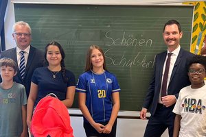 LR Reichmann, Präsidialleiter Robert Derhaschnig und Schülerinnen und Schüler der MS St. Ruprecht in Klagenfurt. Foto: LR Reichmann