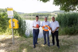 LHStv. Martin Gruber, LH Peter Kaiser und Leopold Krassnig beim neuen Seezugang am Hörzendorfer See. Foto: LPD Kärnten/Just