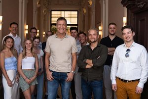 Armin Assinger und das Team von Jufina starten eine Aufklärungskampagne gegen rechtswidrige Kreditbearbeitungsgebühren. Foto: Alexandar Vasic