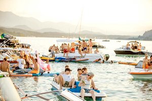 „Uferlos“: Party in Booten und auf Luftmatratzen mitten am Wörthersee. Foto: Nicolas Zangerle