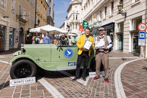 Bürgermeister Christian Scheider hieß Dr. Robert Krickl und seinen Oldtimer in Klagenfurt willkommen. Foto: StadtKommunikation / Zangerle