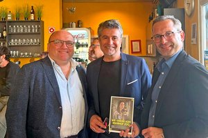 v.l. Kulturamtsleiter Mag. Alexander Gerdanovits und Landtagsabgeordneter Stefan Sandrieser besuchten mit Stadtrat Mag. Franz Petritz die Premiere des Stücks. Foto: Büro StR. Petritz