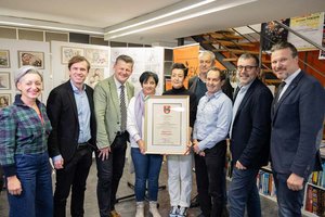 Stadtwappen für Buchhandlung Haček. Foto: StadtKommunikation / Zangerle