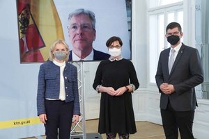 vl.: LR Martin Gruber, LHStv. Beate Prettner, Astrid Liebhauser (Kinder- und Jugendanwältin des Landes Kärnten) und LH Peter Kaiser (online zugeschalten). Foto: LPD Kärnten/Dietmar Wajand