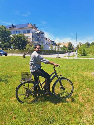 Pater Jose Angelin Pokkaleparambil Xavier, Krankenhauspriester im Elisabethinen-Krankenhaus Klagenfurt, ist auch klimafreundlich mit dem Fahrrad unterwegs. Foto: EKH