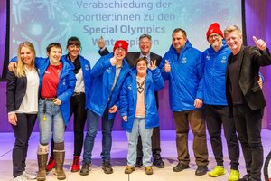 Verabschiedung der SportlerInnen zu den Special Olympics 2024. Eva Lodron, LH Peter Kaiser, Sportdirektor Arno Arthofer und SportlerInnen von Caritas Team Lebensgestaltung. Foto: LPD Kärnten/Jannach 