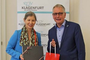 Beim offiziellen Besuch im Rathaus trug sich die Botschafterin der Schweiz in Österreich, Salome Meyer, im Beisein von Vizebürgermeister Alexander Kastner, in das Goldene Buch der Landeshauptstadt Klagenfurt ein. Foto: StadtKommunikation/Wedenig