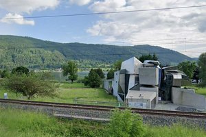 Der heute in der Landesregierung beschlossene Ankauf der großzügigen Fläche neben dem Domenig Steinhaus in Steindorf ist eine gute Nachricht für alle, die die Kärntner Seeufer unbeschwert genießen möchten. Foto: Google Street View