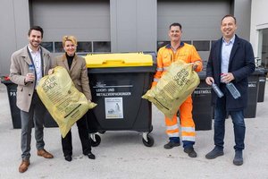 Julian Hafner, Stadträtin Sandra Wassermann, BA sowie Heiko Stöfan und Ing. Gernot Bogensberger, Leiter der Abt. Entsorgung freuen sich über die Zunahme der Gelben Säcke bzw. der Gelben Tonne in Klagenfurt. Foto: StadtKommunikation/Kulmer