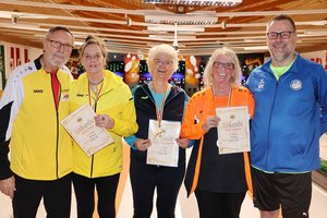Damen Senioren Ü-60, von links: Oberschiedsrichter Norbert Leitner, Helga Frank, Landesmeisterin Josefine Waldhauser, Karin Doujak und Bewerbsleiter Werner Rössler.
