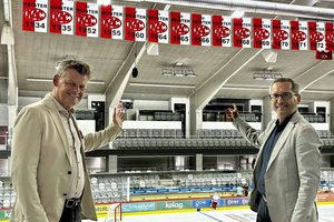 Bürgermeister Christian Scheider und Stadtrat Mag. Franz Petritz freuen sich darüber, dass die Meisterfahnen in der Eishalle wieder hängen. Foto: Büro Bgm