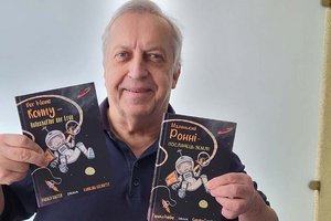 Der Klagenfurter Medienprofi und Autor Prof. Harald Raffer mit dem „Kleinen Ronny“ – in deutscher und ukrainischer Sprache! Foto: Privat