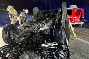 Krumpendorf: Alkoholisierter Lenker überschlug sich mit seinem Auto. Foto: Berufsfeuerwehr Klagenfurt