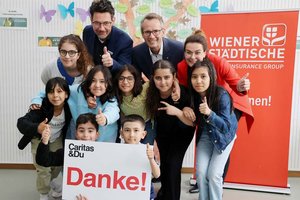 Landesdirektor Mag. Ferdinand Bucher, Caritasdirektor Mag. Ernst Sandriesser und Magistra Roberta Striedinger (Caritas) freuen sich, dass so viele Schülerinnen und Schüler vom Lerncafé profitieren. Foto: Caritas Kärnten/Wajand 