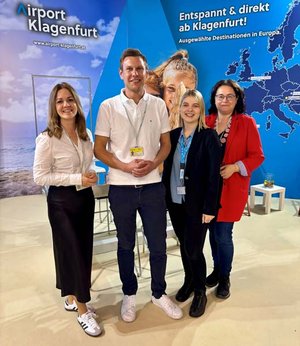 Geschäftsführer Maximilian Wildt und das Marketing-Team des Flughafens auf der Freizeitmesse. Foto: KlagenfurtAirport