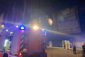 Heute Nacht Brand im IKEA: Notstromversorger ging in Flammen auf. Foto: Berufsfeuerwehr Klagenfurt