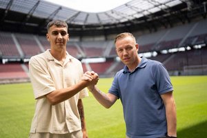 Abwehr-Riese Mario Matkovic und Geschäftsführer Sport Mario Brkljaca. Foto: Austria Klagenfurt/Kristan