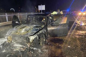 Auto ging bei den P&R-Parkplätzen am Autobahnzubringer in Flammen auf. Foto: Berufsfeuerwehr Klagenfurt