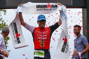 Der Franzose Denis Chevrot holt sich nach einer starken Aufholjagd den Sieg beim IRONMAN Austria-Kärnten. Foto: Getty Images for IRONMAN