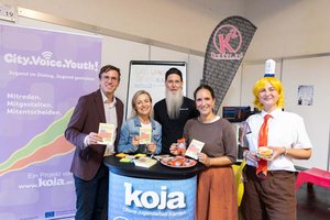Vizebürgermeister Ronald Rabitsch auf der Herbstmesse mit den Projektpartnern von Koja und der Präventionsstelle, die gemeinsam „City.Voice.Youth“ auf die Beine stellen. Foto: SK/Zangerle