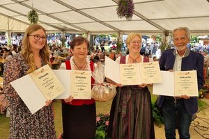 Die Gewinner: 2. Platz Katja Bader, 1. Platz Edith Korak (beide Klassische Pohaca) 1. u. 2. Platz Maria Begusch (Sonderform) und 3. Platz Günther Kogoy (klassische Pohaca). Foto: Stadtgemeinde Ferlach