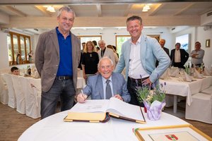 Wilhelm Kostwein erhielt die Goldene Medaille der Stadt Klagenfurt von Bürgermeister Christian Scheider und Wirtschaftsreferent Max Habenicht. Kostwein trug sich auch in das Goldene Buch der Stadt ein. Foto: StadtKommunikation/Hude