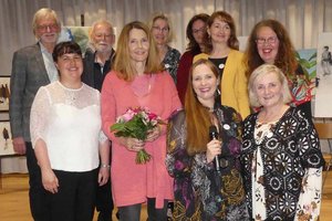 Die Kärntner Schreiberlinge bedankten sich mit Blumen bei der Künstlerin Melitta Jann für die inspirierende Zusammenarbeit. Foto: Kärntner Schreiberlinge/Elfie Zitta