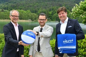 Klaus Ehrenbrandtner, Geschäftsführer der Kärnten Werbung, Tourismuslandesrat Sebastian Schuschnig und Josef Petritsch, Obmann der Sparte Tourismus- und Freizeitwirtschaft, WKK. Foto: Kärnten Werbung