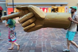 „Zwei Handvoll“: Parade zweier Riesenhände durch Klagenfurt. Foto: VADA