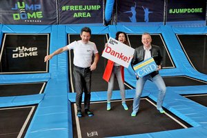 Im Jump Dome Klagenfurt, Kärntens größtem und modernsten Trampolinpark, kann jede*r springen: Caritasdirektor Ernst Sandriesser, Roberta Striedinger dankten Anton Fasching für die 250 Kärnten Card Saison Pakete. Foto: Caritas/Dietmar Wajand