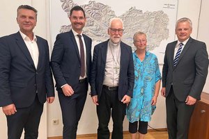 v. li.: Fachinspektor Esad Memic, LR Peter Reichmann, Bischof Josef Marketz, evang. Pfarrerin Lydia Burchhardt, amtsführ. Bildungsdirektor Robert Derhaschnig. Foto: Büro Reichmann