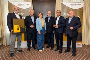 STW-Vorstand DI Erwin Smole, Lyrikpreis-Initiator Dr. Harald Raffer, Mag. Julija Schellander-Obid (Slow. Kulturverband), Jurychef Dr. Günter Schmidauer, Kulturstadtrat Mag. Franz Petritz und Kulturamtsleiter Mag. Alexander Gerdanovits. Foto: STW/Hude