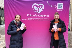 Sabrina Krobath, links im Bild, beim Informationsstand in der Klagenfurter Fußgängerzone. Foto: Mein Klagenfurt