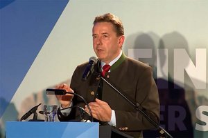 FPÖ-Klubobmann Erwin Angerer will Beate Prettner im Landtag „herprügeln“. Foto: YouTube