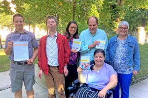 Informationen des Landes gibt es nun in einfacher Sprache: Oliver Kascelan & Armin Lorbek (Lebenshilfe), Landesrätin Sara Schaar, Daniel Miskulnig, Martina Sattler (Lebenshilfe; von links) und Rita Koder (vorne). Foto: Büro Landesrätin Schaar