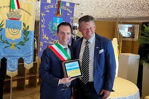 Bürgermeister Christian Scheider mit Amtskollege Luca Fanotto beim offiziellen Festakt zur Saisoneröffnung in Lignano Sabbiadoro. Foto: Büro Bgm.