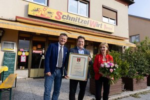 Bürgermeister Christian Scheider überreichte Oliver Koch und Anita Raupl die Anerkennungsurkunde der Stadt Klagenfurt für 20 Jahre erfolgreiche Selbstständigkeit. Foto: StadtKommunikation/Just
