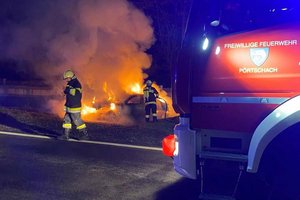 Auto eines Klagenfurters geriet bei der Auffahrt Pörtschach Ost in Brand. Foto: FF Pörtschach