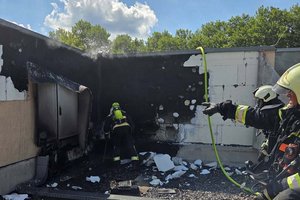 Brand auf Schuldach in Klagenfurt durch Defekt an Photovoltaikanlage. Foto: Berufsfeuerwehr Klagenfurt