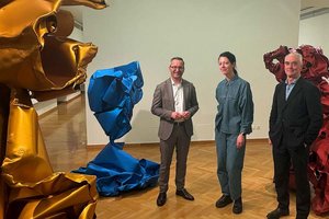 Kulturstadtrat Mag. Franz Petritz mit Künstler Hans Kupelwieser und Kuratorin Lisa Ortner-Kreil in den Räumen der Stadtgalerie. Foto: StadtKommunikation / Wedenig