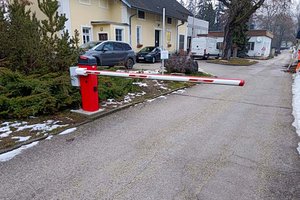 Die neue Schrankenanlage am Friedhof Annabichl kann mittels Chipkarte genutzt werden. Foto: KK