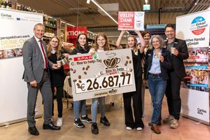 SPAR Coffee to help-Tag: 26.687,77 Euro für Menschen in Not. Foto: SPAR/gleissfoto