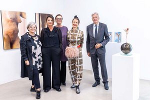 Landtagsabgeordnete Ruth Feistritzer, Kuratorin Ute Liepold, Kuratorin Christine Wetzlinger-Grundnig, Künstlerin Theres Cassini, LH Peter Kaiser. Foto: LPD Kärnten/Handler
