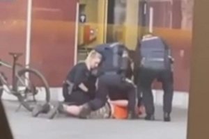 Mann mit Waffe am Hauptbahnhof von Polizei überwältigt. Foto: Instagram/Klagenfurt Elite