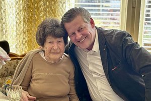 Bürgermeister Christian Scheider mit Josefine Klein, die ihren 102. Geburtstag feiern durfte. Foto: Büro Bgm