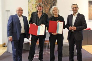 Kulturstadtrat Mag. Franz Petritz und Kulturabteilungsleiter Mag. Alexander Gerdanovits überreichten Angelika Hödl und Gert Prix die Urkunde zum Anerkennungspreis der Stadt Klagenfurt für kulturelle Leistungen. Foto: StadtKommunikation / Wedenig